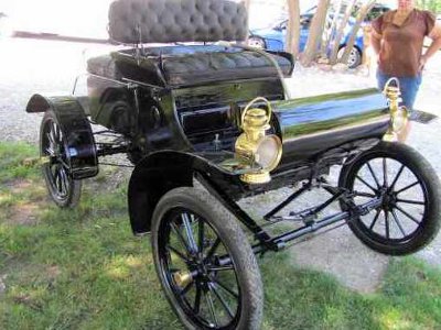 1904 curved dash Oldsmobile front view 1904 curved dash Oldsmobile front view